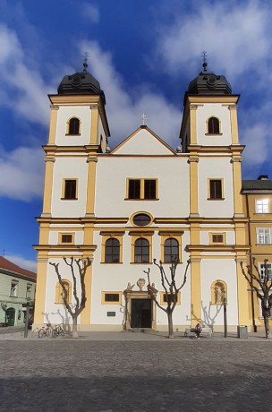 Kostol sv. Františka Xaverského - Mierové námestie - Trenčín